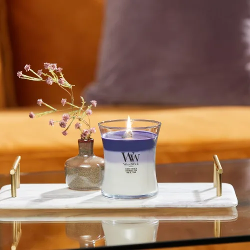 Vista 2 de WoodWick Evening Luxe - Vela mediana en frasco con forma de reloj de arena, cera de mezcla de soya prémium, mecha de madera Pluswick Innovation