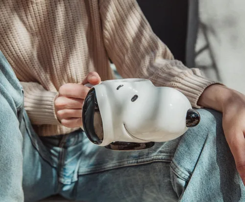 Vista 5 de Peanuts Snoopy - Taza de cerámica esculpida en 3D, taza de café grande para cacao, té, limonada Capacidad para 20 onzas