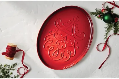 Vista 2 de Le Creuset Gres Colección Noel: Bandeja ovalada para galletas de Papá Noel, 14 onzas., Cerise w/Embossed Design