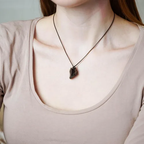 Vista 8 de Karelian Heritage dije de la mejor Shungita - Dije de cristal protector del chakra raíz para hombre