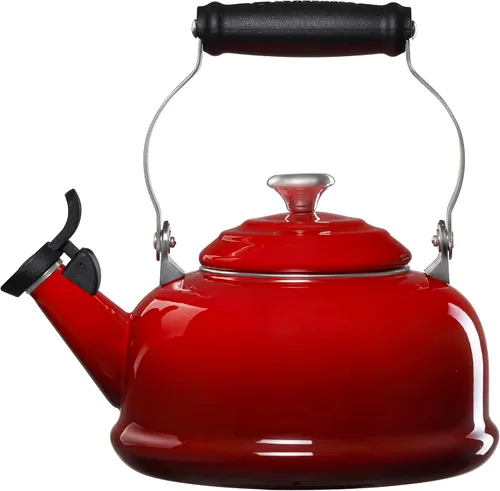 Vista 2 de Le Creuset Hervidor de té silbante esmaltado en acero con acabados metálicos, 1.7 cuartos de galón., Cerise