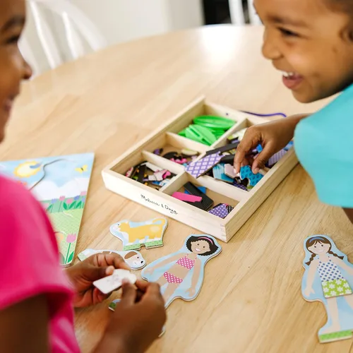 Vista 8 de Melissa & Doug Best Friends Magnetic Dress-Up Wooden Dolls Pretend Play Set (78 pcs)