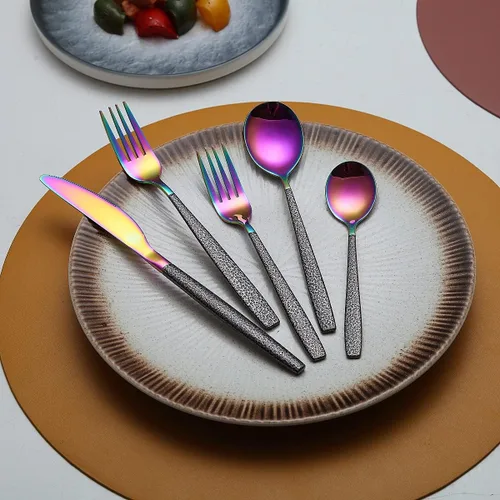 Vista 2 de Juego de cubiertos de 20 piezas con revestimiento de cabeza de arco iris con mango negro de Marte negro, acero inoxidable titanio colorido chapado