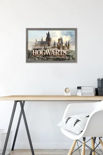 Vista 6 de Trends International The Wizarding World: Harry Potter - Póster de pared con texto en inglés «Greetings From Hogwarts», 22.4 pulgadas de largo x