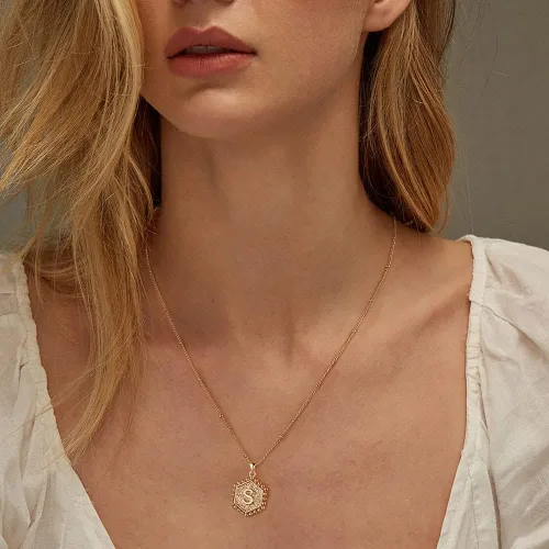 Vista 5 de Collares de oro con inicial en capas para mujeres collar de barra chapado en oro de 14 quilates hecho a mano dije con letras hexagonales collar