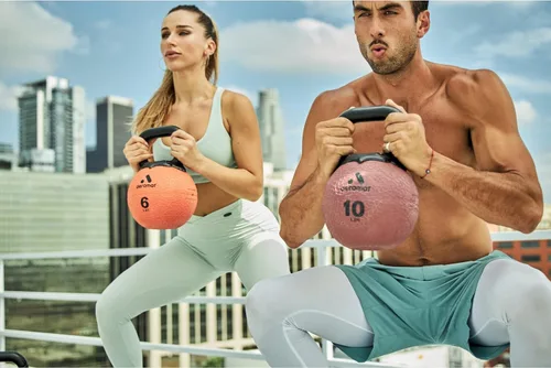 Vista 3 de AEROMAT Elite Kettlebell - Pelota medicinal color granate, 12 libras.