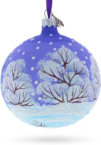 Vista 3 de Arctic Wonders: Three Polar Bears - Adorno navideño de bola de vidrio soplado de 4 pulgadas