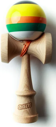 Vista 9 de Sweets Kendamas - Prime Kendama de 5 rayas (de colores). Todos los niveles, diseño de rayas, cuerdas extra y paquete de accesorios (Poncho)