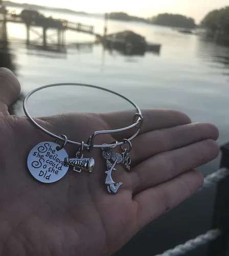 Vista 4 de Infinity Collection Pulsera de animadora para niñas, dije de animadora con texto en inglés "She Believed She Could So She Did", joyería