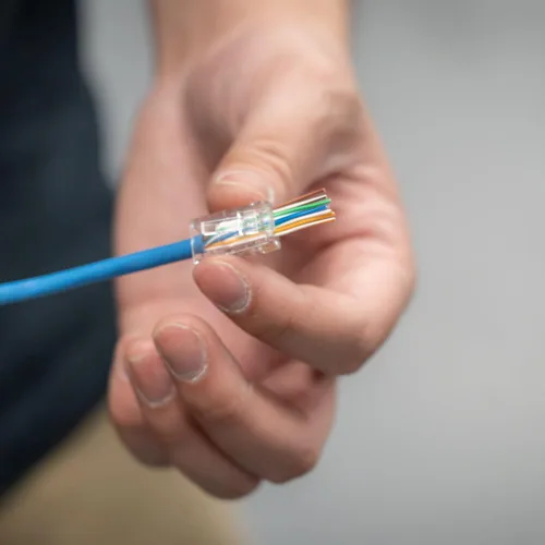 Vista 10 de Klein Tools 80072 RJ45 Kit de probador de cables con LAN Scout Jr. 2, herramienta de crimpadora coaxial, pelacables, cortador y paquete de 50