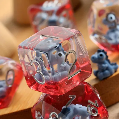 Vista 5 de DNDND Juego de 7 dados DND con temática de dinosaurio bebé, dados poliédricos de resina con números de Sivler para Pathfinder de Calabozos