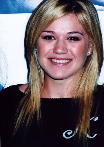 Posterazzi Kelly Clarkson In Black Initial Sweater Foto Print (8 x 10) - N.º de artículo PIC00751