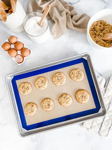 Vista 2 de USA Pan - Juego de media bandeja antiadherente y tapete de silicona para hornear, 1 EA