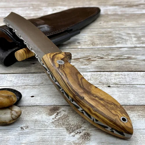 Vista 3 de Cuchillo hecho a mano, cuchillo de bushcraft de espiga completa, mango de madera de olivo N690, cuchillo táctico con funda y arrancador de fuego