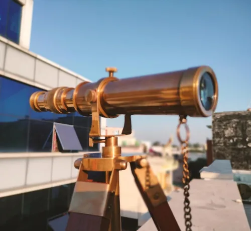 Vista 6 de Un antiguo telescopio náutico de latón macizo hecho a mano con telescopios náuticos Harbour Master - Trípode de pie, acabado antiguo, 24 pulgadas