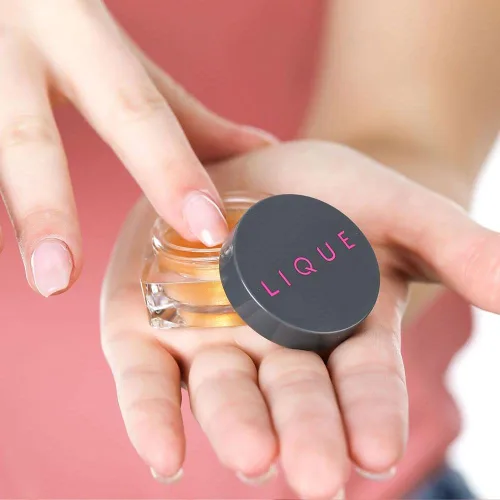Vista 2 de LIQUE Cosmetics Shimmer - Mantequilla de labios con aceite batido, hecha con miel rica en nutrientes, aloe vera y vitamina C para labios secos
