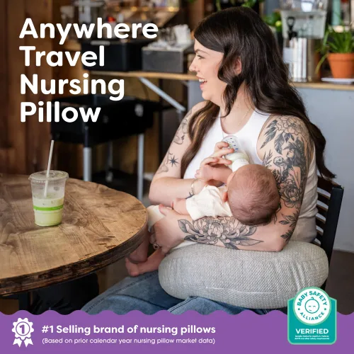Vista 2 de Boppy Anywhere - Almohada de lactancia de viaje, compacta, ergonómica y almohada de lactancia materna con cierre de presión y bucle para colgar