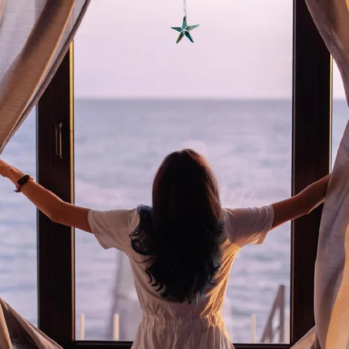 Vista 4 de Atrapasoles de Estrella de Mar de Vidrio Emplomado Perla Negra de 3" - Ideal para Decoración del Hogar Costero, Decoración de Dormitorio, Decoración