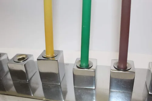Vista 4 de Velas de metal con base plana redonda, uso con candelabro de menorá, evita que gotee cera, portavelas perfectos para proyectos de fabricación