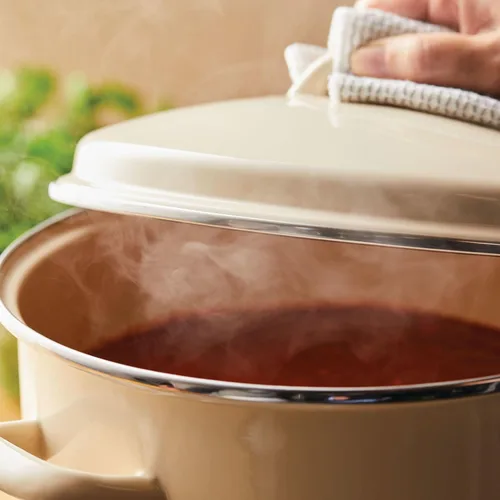 Vista 6 de Rachael Ray Olla esmaltada en acero con tapa, apta para inducción, 12 cuartos de galón, crema de almendras