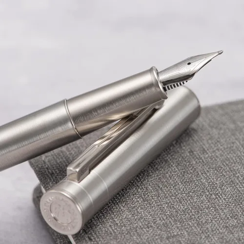 Vista 5 de HONG DIAN Pluma estilográfica 1861, punta de hoja larga, diseño de acero inoxidable plateado con convertidor y estuche de metal