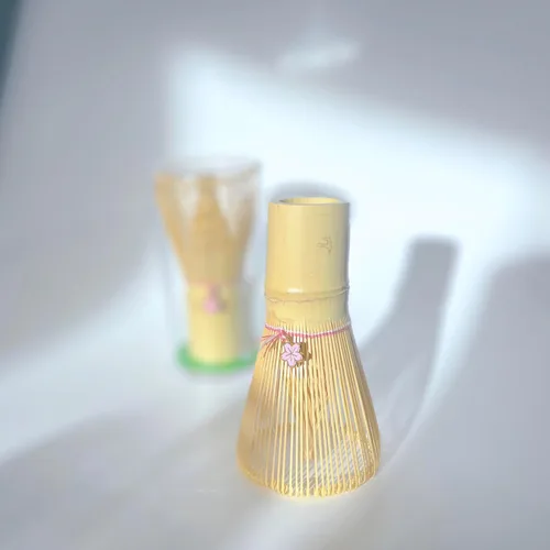 Vista 3 de Batidor tradicional de bambú matcha, Chasen de 120 puntas con dije de Sakura, 4 x 2.5 pulgadas, batidor de té natural para preparación de matcha