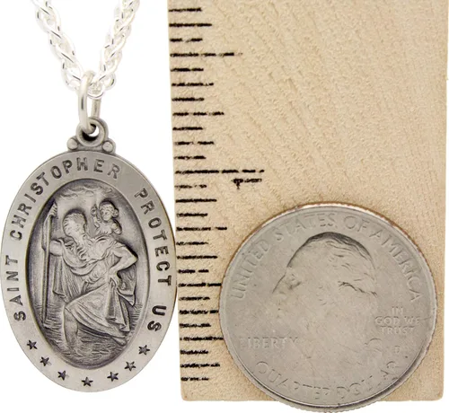 Vista 6 de Collar con medalla de St ChristopherMedallón oval de plata de ley y cadenaGrabado personalizadoCaja de regalo
