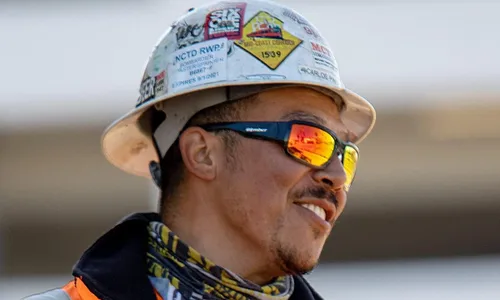 Vista 5 de BOMBER Gafas de sol de seguridad para hombre, ANSI Z87, 2 tonos humo con lente espejo rojo BG104RMRF