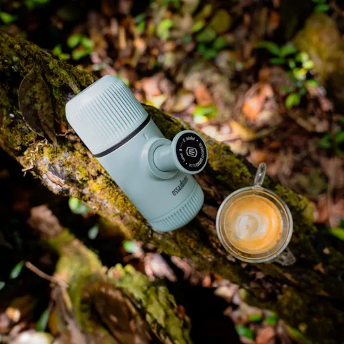 Vista 4 de WACACO Nanopresso Cafetera de Espresso Portátil con Funda, Mini Cafetera de Viaje, Perfecta para Camping, Viajes y Oficina (Elements Arctic Blue)