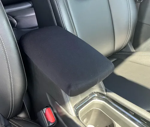 Vista 2 de Cubierta de consola de neopreno para Jeep Grand Cherokee y L 2021-2026 Fabricado en Estados Unidos. Ajuste personalizado. Protege una nueva tapa