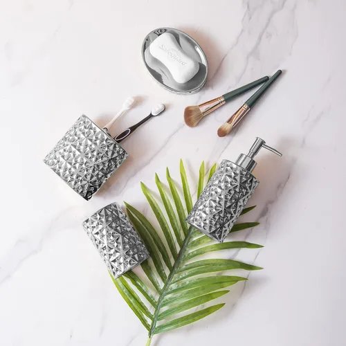 Vista 2 de Juego de accesorios de baño plateados de 5 piezas, incluye basura, soporte para cepillos de dientes, vaso para cepillo de dientes, dispensador