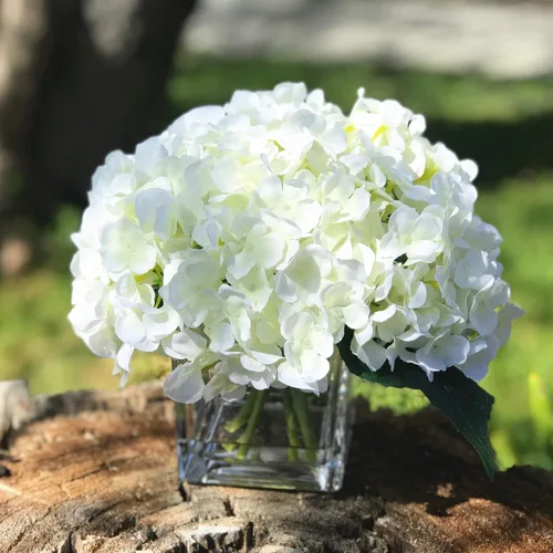 Vista 7 de Arreglos artificiales de flores de seda de hortensias en jarrón de vidrio cubo para boda casera