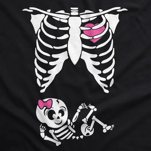 Vista 2 de Playera de disfraz para Halloween, diseño chistoso de esqueleto de bebé, para embarazadas, para madres.