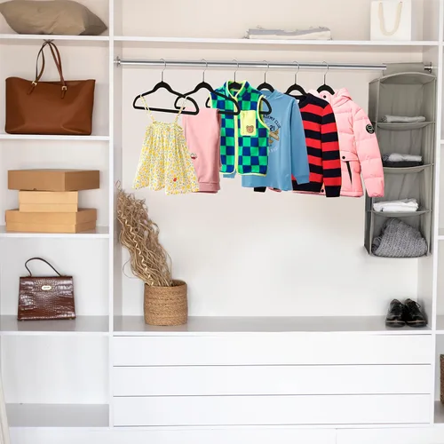 Vista 6 de Perchas de plástico para niños de calidad, paquete de 30, sin terciopelo, no aterciopeladas, delgadas, compactas, con gancho giratorio para camisas