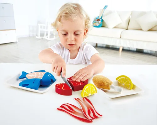 Vista 2 de Hape Tasty Proteins Set Juego de comida de madera para niños, juego básico de ingredientes y accesorios de cocina, multicolor