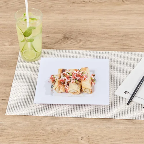 Vista 4 de Restaurantware Platos de fiesta de 8.2 x 8.2 x 0.5 pulgadas, 100 platos de postre de plástico desechables – Platos cuadrados de plástico negro