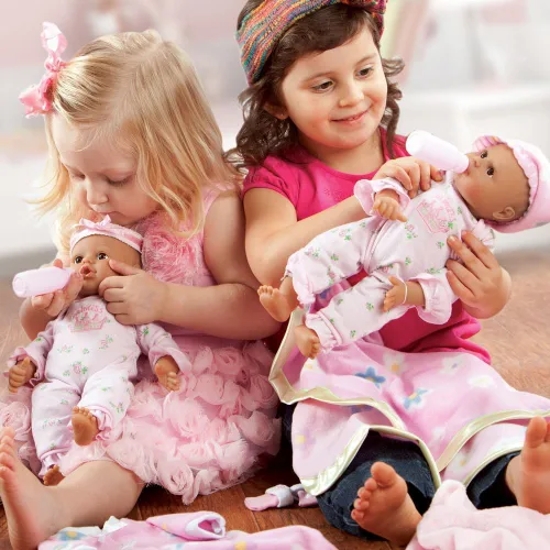 Vista 4 de Adora Play Time Babies Collection, muñeca de bebé de 13 pulgadas con ropa y accesorios para muñecas, hecha con aroma a polvo de bebé dulce y cuerpo