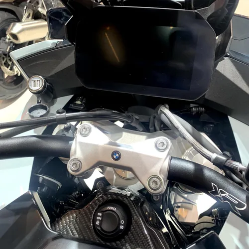 Vista 7 de Cliff Top DIN Hella Powerlet Plug a Dual USB Adaptador de cargador de motocicleta 4.6A compatible con BMW Triumph Tiger motocicleta (ángulo)