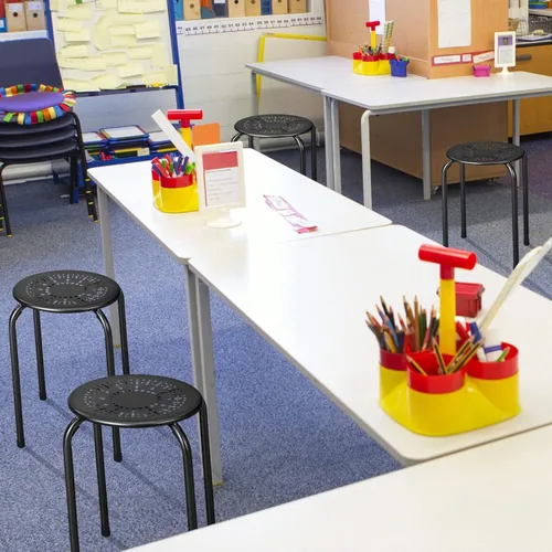 Vista 2 de Costway Daisy taburetes redondos de metal apilables sin respaldo, para cocina, jardín y sala (paquete de 6), Metal, Negro