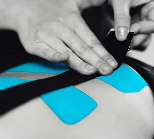 Vista 7 de Cinta de kinesiología extra ancha de 4 pulgadas x 16.4 pies, diseñada para apoyar el rendimiento atlético, reducir el dolor muscular. Fácil