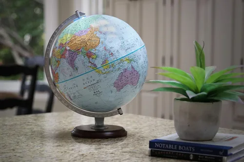 Vista 3 de Concord bilingüe (chino e inglés), Globo de 12 "de diámetro, Cartografía de EE. UU. con relieve de montaña elevada y base de madera dura.. El globo