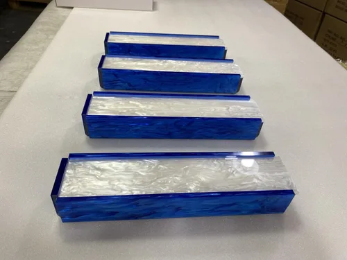 Vista 6 de Lucite Rumikub - Juego de azulejos, soportes y caja acrílica de almacenamiento incluidos (mármol azul/mármol blanco)