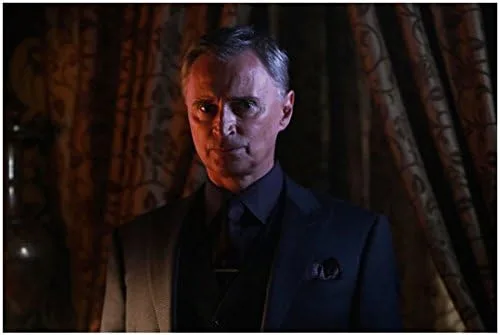 Robert Carlyle 8 pulgadas x 10 pulgadas FOTOGRAFÍA Érase una vez (Serie de TV 2011 - ) Cortinas en el fondo kn