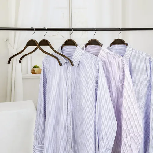 Vista 6 de TOPIA HANGER Perchas delgadas de madera con agarres de goma antideslizantes extra suaves, paquete de 10 perchas de moda de alta calidad sin