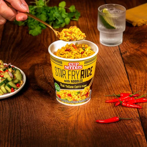 Vista 5 de Nissin Cup Noodles - Arroz salteado con fideos, curry amarillo tailandés, 2.61 onzas (paquete de 6)