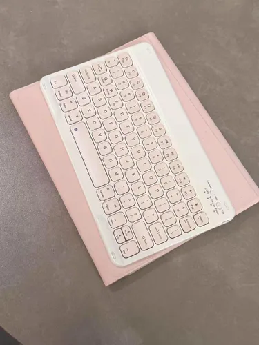 Vista 3 de AnMengXinLing Funda de teclado para iPad de 9.7 pulgadas, iPad de 5ª/iPad 6ª generación, Air2, funda inteligente con soporte para lápices, teclado