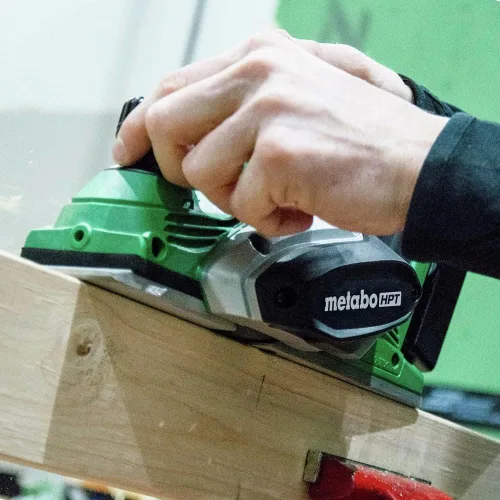 Vista 2 de Metabo HPT Cepilladora manual inalámbrica MultiVolt™ de 18 V Solo herramienta - Sin batería 3-1/4 pulgadas P18DSLQ4