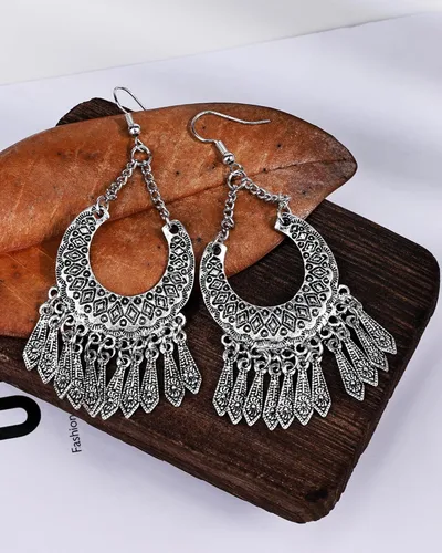 Vista 4 de Aretes de araña bohemios de plata, aretes colgantes vintage con diseño étnico, aretes de borla plateada de varias capas para mujer