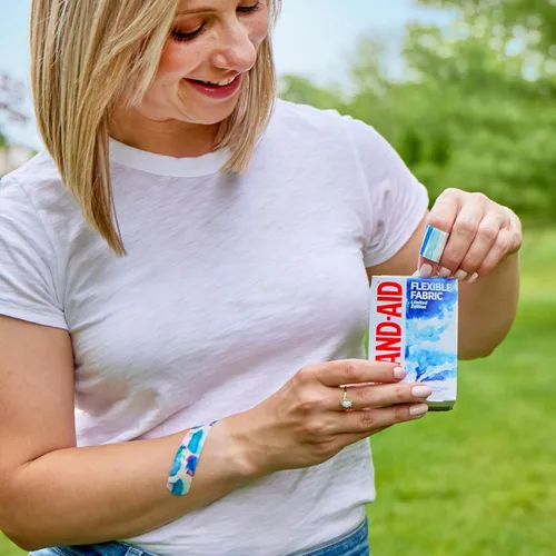 Vista 5 de Band-Aid Vendajes adhesivos de tela flexible, cómoda protección flexible y cuidado de heridas para pequeños cortes y rasguños, vendaje de primeros