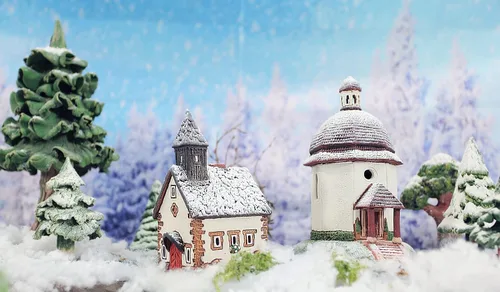 Vista 3 de Colección de casas de pueblo de Navidad de cerámica - Miniatura hecha a mano de la capilla original en el tirol, edición de invierno - vela, cono